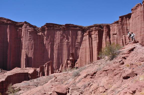 Os enormes paredões avermelhados do Parque Nacional Talampaya, na Argentina